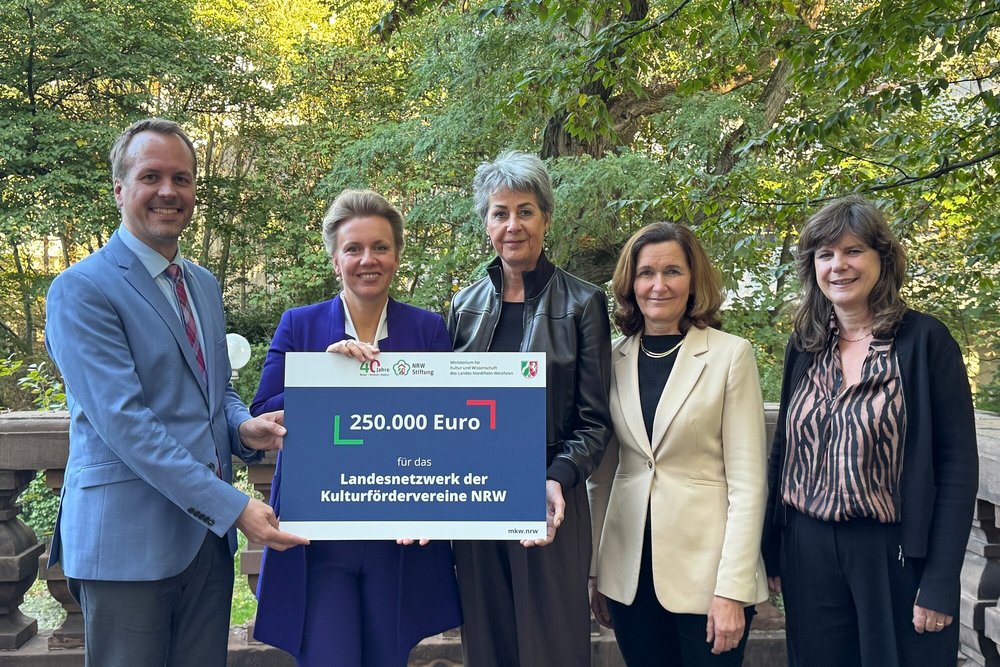 Von rechts nach links: Ulrike Petzold (DAKU Dachverband der Kulturfördervereine in Dt., Mitinitiator des Landesnetzwerks), Ute Gremmel-Geuchen (Kempener Orgelkonzerte e.V.), Bettina Eickhoff (Verein der Freunde und Förderer der Ruhrtriennale e. V.), Ina Brandes (Ministerin für Kultur und Wissenschaft des Landes NRW), Stefan Ast (Geschäftsführer der NRW-Stiftung).