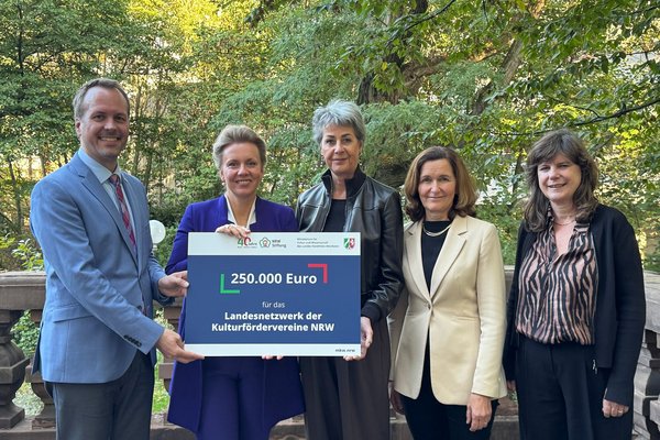 Von rechts nach links: Ulrike Petzold (DAKU Dachverband der Kulturfördervereine in Dt., Mitinitiator des Landesnetzwerks),  Ute Gremmel-Geuchen (Kempener Orgelkonzerte e.V.), Bettina Eickhoff (Verein der Freunde und Förderer der Ruhrtriennale e. V.), Ina Brandes (Ministerin für Kultur und Wissenschaft des Landes NRW), Stefan Ast (Geschäftsführer der NRW-Stiftung).