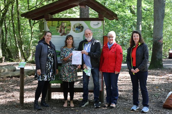 Auf dem Foto von links nach rechts Prof. Dr. Jasmin Mantilla-Contreras, wissenschaftliche Leiterin der Biologischen Station Siegen-Wittgenstein, Cynthia Harnischmacher, Projektleiterin „Natur digital begreifen“ bei der Biologischen Station, Reimund Ditsche, Regionalbotschafter der NRW-Stiftung, Prof. Dr. Klaudia Witte, Vorstand Trägerverein der Biologischen Station und Christiane Stötzel-Ditsche, Regionalbotschafterin der NRW-Stiftung.