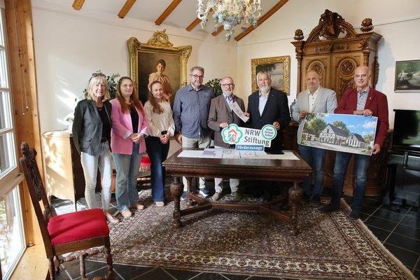 Von links nach rechts: Britta Krumm (Regionalbotschafterin NRW Stiftung), Diana Leienbach (Heimatvereins "Feste Neustadt" e.V.), Pavla Brandsch (Museumsleitung des Heimatmuseums Bergneustadt), Matthias Gothe (Heimatverein "Feste Neustadt" e.V.), Utz Walter (Heimatverein "Feste Neustadt" e.V.), Karl Peter Brendel (Vorstandsmitglied NRW-Stiftung), Matthias Thul (Bürgermeister der Stadt Bergneustadt) und Ralf Rother (Entwurf und Projektierung des Anbaus).
