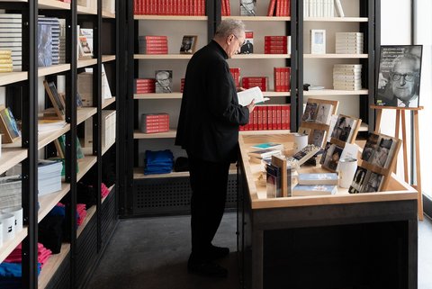 Zu den Tätigkeitsbereichen der Buxus Stiftung gehört nicht zuletzt ein Verlag mit Shop. Die „Buxus Edition“ veröffentlicht Bücher zu Themen wie Menschenrechten und Demokratie.