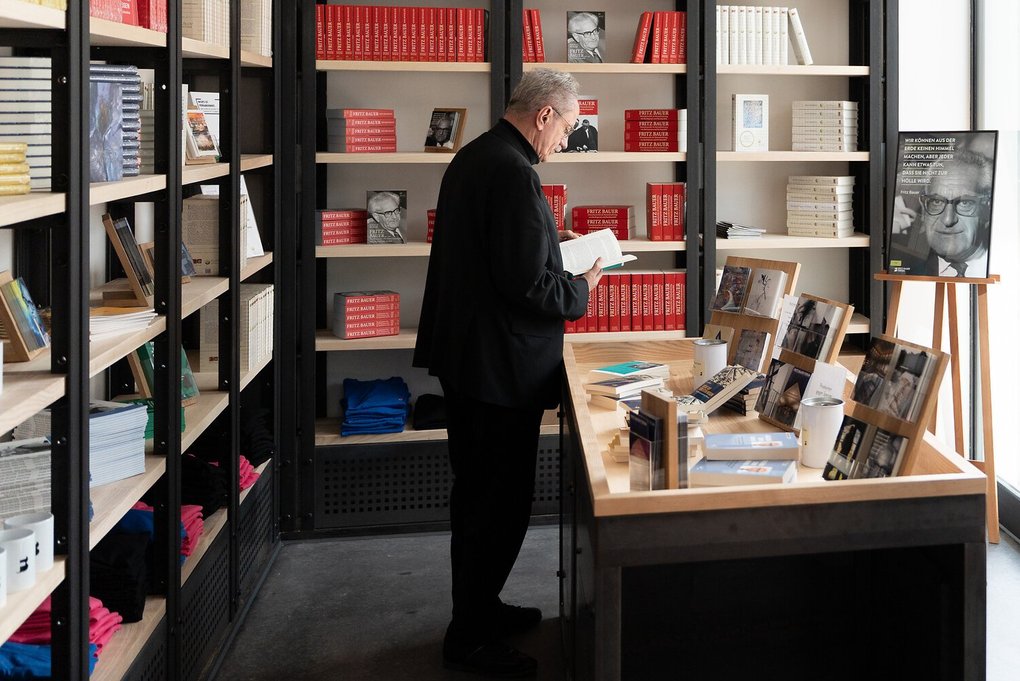 Zu den Tätigkeitsbereichen der Buxus Stiftung gehört nicht zuletzt ein Verlag mit Shop. Die „Buxus Edition“ veröffentlicht Bücher zu Themen wie Menschenrechten und Demokratie.