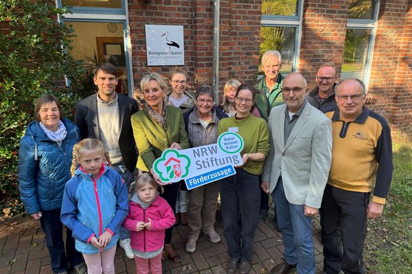 Von links nach rechts: Lisa Buchholz- (Gärtnerin Bauerngarten Nordholz), Sönke Tielbürger (Untere Naturschutzbehörde Kreis Minden- Lübbecke), Dr. Ute Röder (Vorstand NRW Stiftung), Rachel Bodin (2. Vorsitzende Waldkinder), Renate Müller (Stellvertretende Bürgermeisterin Minden), Carolin Kruse-Brink (Erzieherin Waldkinder), Friederike Schumann (Projektverantwortliche Biostation), Klaus Kasper (Bienenfreunde Minden), Dirk Esplör (Geschäftsführung Biologische Station Minden- Lübbecke), Henrik Niermeyer (Vertretung für den Landschaftspflegedienst Kreis) und Dieter Rosenbohm (1. Vorsitzender Biologische Station Minden- Lübbecke).