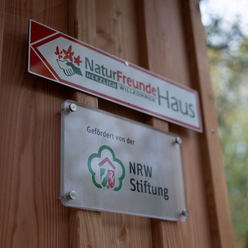 Ein Hinweisschild auf den Fördergeldgeber darf nicht fehlen.
