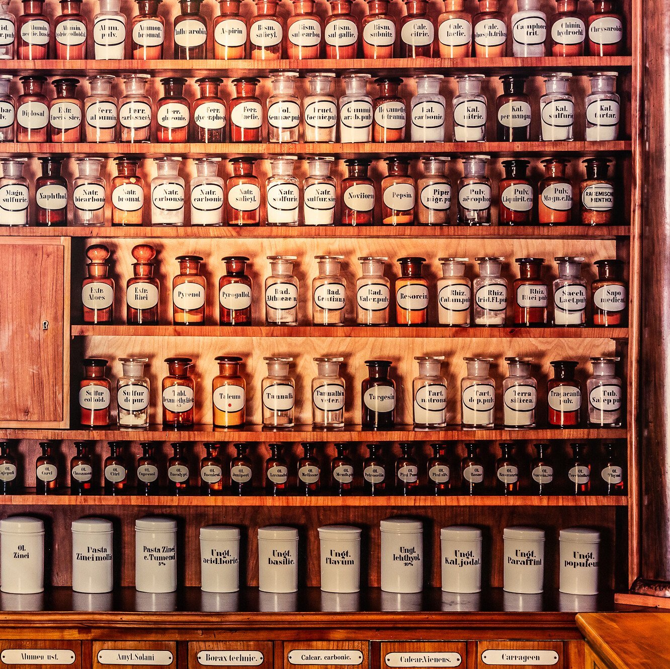 Detail aus der Einrichtung einer historischen „Offizin“ – so nannte man einst den Verkaufsraum einer Apotheke, hinter dem die Werk- und Laborräume lagen.